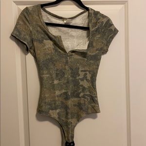 Camouflage bodysuit with short sleeves
